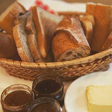 Brunch : Panier de pains, beurre & confitures en livraison à Paris